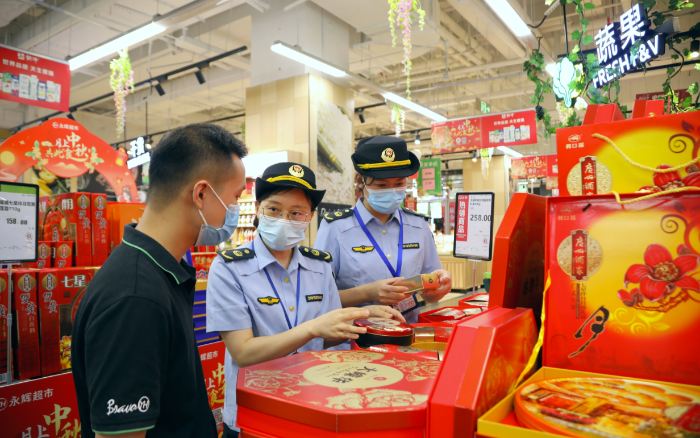 图为8月19日，南宁市市场监管局经开分局执法人员在辖区一家超市检查月饼标识。