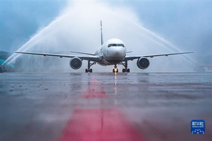 顺丰航空的全货机在鄂州花湖机场滑行（2022年7月17日摄）。当日，我国首个专业货运枢纽机场——位于湖北的鄂州花湖机场正式投运。 新华社记者 肖艺九 摄
