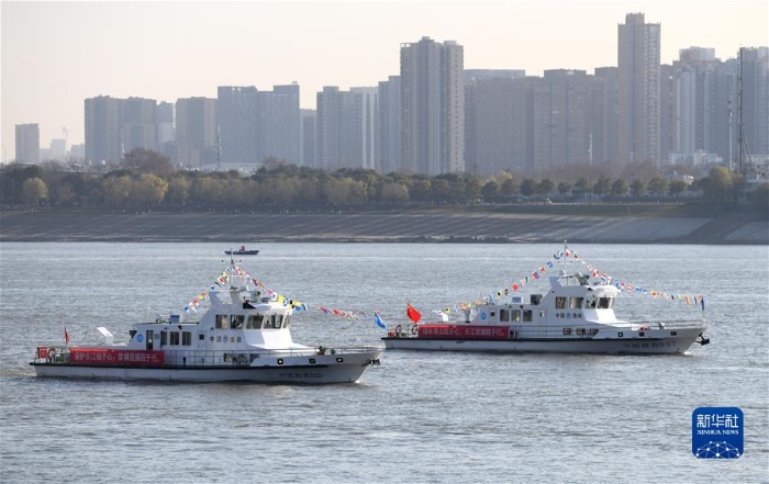 渔政执法船队从长江武汉段江面驶过，启动长江流域重点水域“十年禁渔”（2020年12月31日摄）。 新华社记者 程敏 摄
