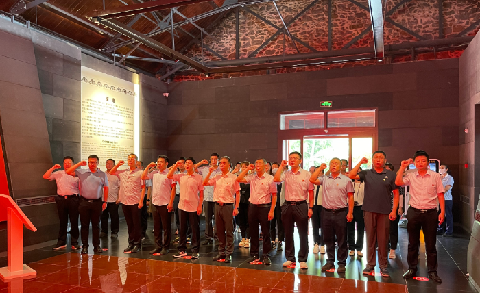 图为山东省食药审评查验中心党员在刘公岛教育培训基地重温入党誓词。