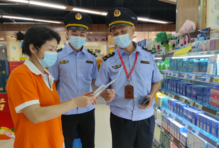 图为8月24日，该局执法人员在一家超市化妆品专柜检查防晒霜质量。