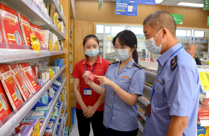 图为涪陵区市场监管局执法人员在一家药店检查。