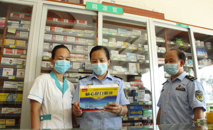 图为钟山县市场监管局执法人员对药品零售企业是否按照药品说明书要求储存药品及“阴凉区”情况进行检查。