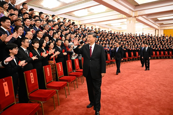 8月30日，党和国家领导人习近平、李克强、王沪宁、韩正等在北京人民大会堂会见全国“人民满意的公务员”和“人民满意的公务员集体”代表。新华社记者 李学仁 摄