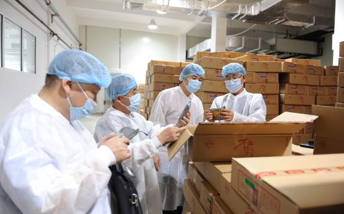 图为该局工作人员在一家月饼生产企业检查月饼质量。