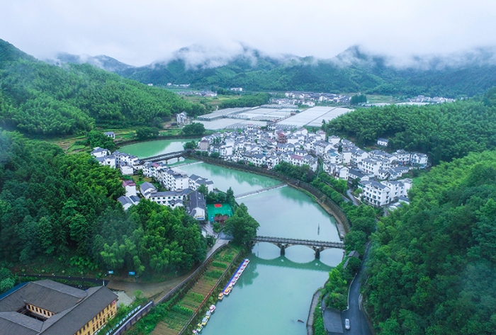 俯瞰浙江省杭州市淳安县下姜村（2022年6月13日摄，无人机照片）。新华社发（王建才 摄）