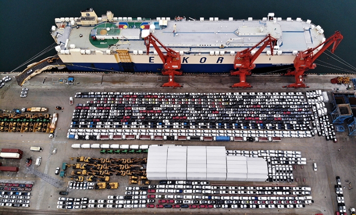 商品车在山东港口青岛港码头等候装船（2022年8月7日摄，无人机照片）。新华社记者 李紫恒 摄