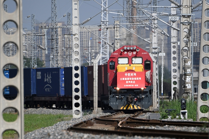 满载土库曼斯坦甘草中药材原料的中欧班列回程列车抵达西安国际港站（2022年8月31日摄）。新华社记者 李一博 摄