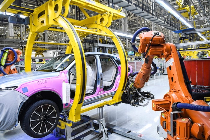 这是2022年6月27日在重庆拍摄的赛力斯汽车有限公司两江智慧工厂作业现场。新华社记者 王全超 摄