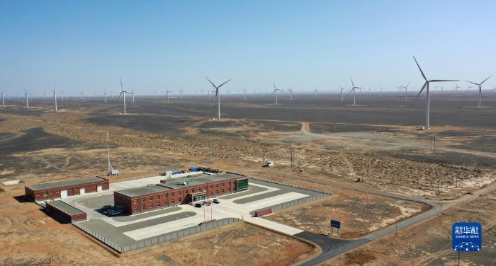 这是2022年4月16日拍摄的甘肃省酒泉市境内的风电基地（无人机照片）。新华社记者 陈斌 摄