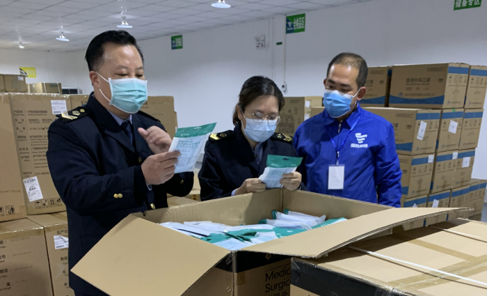 图为该局工作人员在一处疫情防控物资储备点检查医用口罩等防疫用医疗器械。