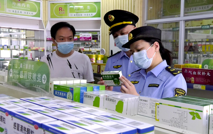 图为该局白涛街道市场监管所执法人员在一家药店检查在售“四类药品”。