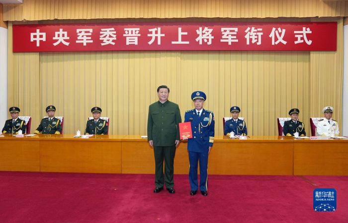 9月8日，中央军委晋升上将军衔仪式在北京八一大楼举行。中央军委主席习近平向晋升上将军衔的北部战区司令员王强颁发命令状。新华社记者 李刚 摄