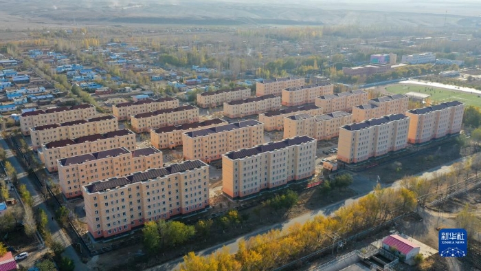 这是新疆昌吉市阿什里乡天鹅小镇（无人机照片，2020年10月16日摄）。天鹅小镇是由福建援疆泉州分指挥部支援建设的牧民定居项目。新华社记者 丁磊 摄
