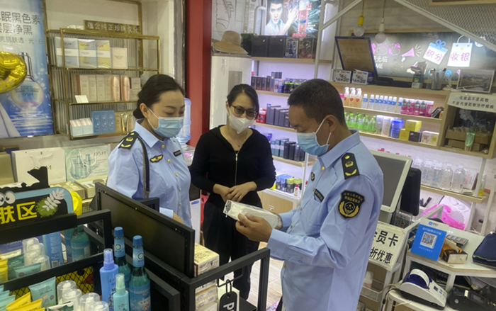 图为该局执法人员在一家化妆品零售店检查化妆品包装。