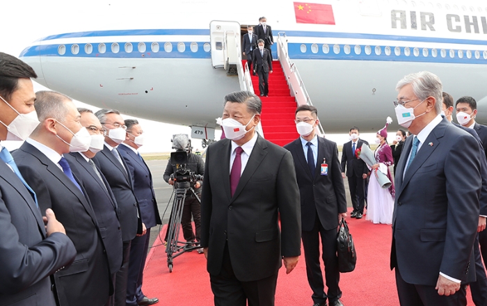 当地时间9月14日下午，国家主席习近平乘专机抵达努尔苏丹国际机场，开始对哈萨克斯坦共和国进行国事访问。哈萨克斯坦总统托卡耶夫率政府副总理兼外长特列乌别尔季、努尔苏丹市市长库里吉诺夫等高级官员在机场热情迎接。新华社记者 姚大伟 摄