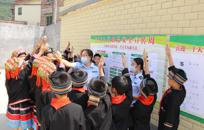 图为两安瑶族乡沙坪小学学生抢答食品安全知识现场。
