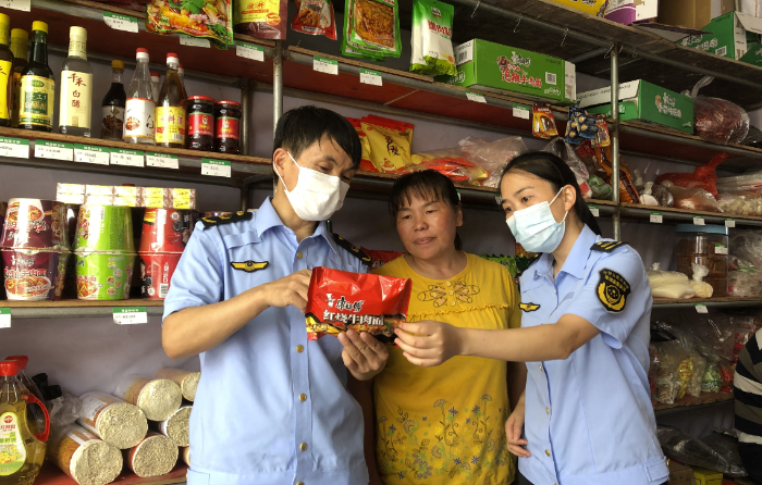 图为9月19日，该局马武镇市场监管所执法人员在一家农村食品店检查方便面质量。