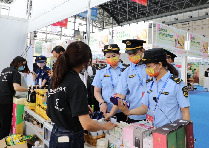 图为执法人员对进口品种化妆品进行检查（程奇 摄）。