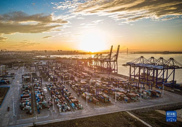 在海南洋浦经济开发区拍摄的洋浦国际集装箱码头（2021年5月26日摄，无人机照片）。新华社记者 蒲晓旭 摄
