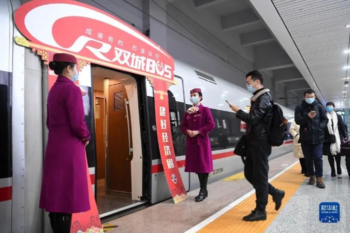 乘客准备登上由重庆沙坪坝站开往成都东站的G8608次“复兴号”高铁列车（2020年12月24日摄）。新华社记者 唐奕 摄