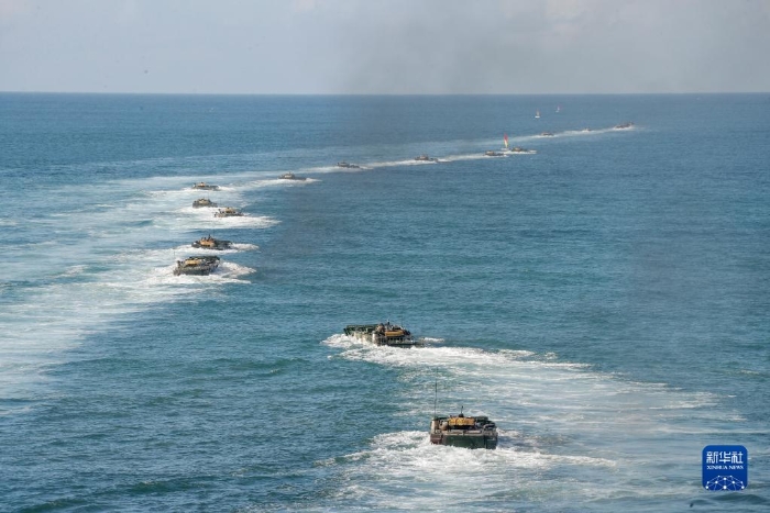 陆军第74集团军某合成旅两栖装甲车进行海上泛水编波训练（2020年8月14日摄）。新华社发（李彬 摄）