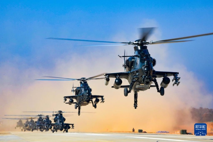陆军第73集团军某陆航旅组织飞行训练，战机编队依次起飞（2021年4月22日摄）。新华社发（李士龙 摄）