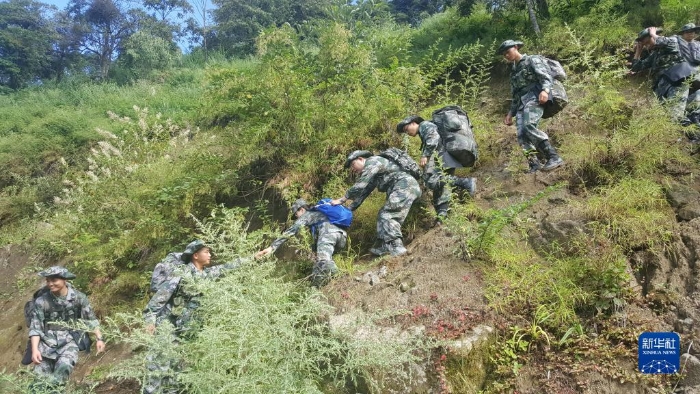 军事科学院系统工程研究院某研究所科研人员在西藏墨脱与边防战士一起参加徒步巡逻，实地了解军需保障需求（2017年9月16日摄）。新华社发（谢先达 摄）