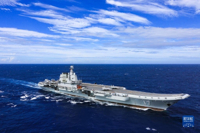 山东舰在南海某海域机动航行（2021年7月24日摄）。新华社发（李刚 摄）