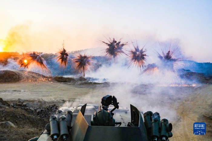 陆军第72集团军某旅组织某型轮式装甲输送车进行车载烟幕实弹射击训练（2021年1月4日摄）。新华社发（张毛 摄）