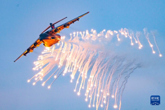 中部战区空军航空兵某团运-20飞机进行释放干扰弹训练（2020年12月10日摄）。新华社发（张猛 摄）