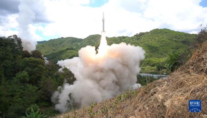 东部战区火箭军对台岛东部外海预定海域实施火力突击。这是导弹发射升空（2022年8月4日，视频截图）。新华社发