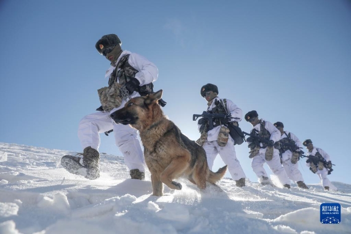 驻守帕米尔高原的新疆喀什军分区某边防团托克满苏边防连官兵按计划对海拔5100米的山口实施例行巡逻（2021年2月11日摄）。新华社发（姬文志 摄）
