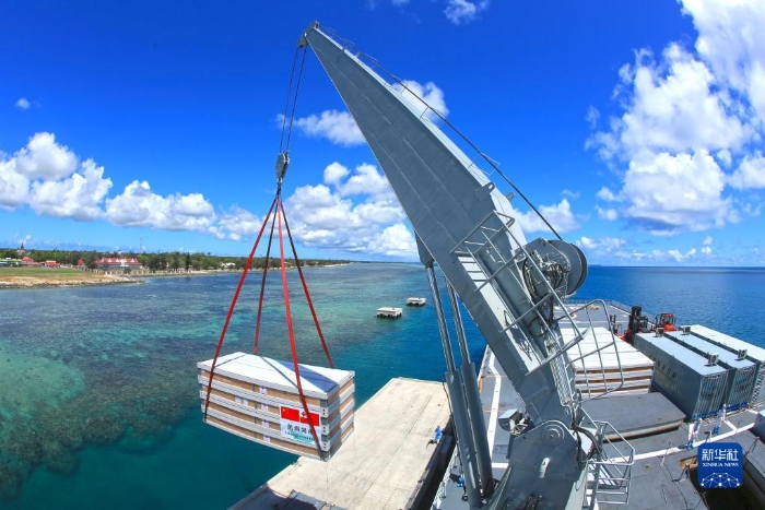 赴汤加执行运送救灾物资任务的中国海军舰艇编队在努库阿洛法港卸载移动板房（2022年2月19日摄）。新华社发（薛成清 摄）