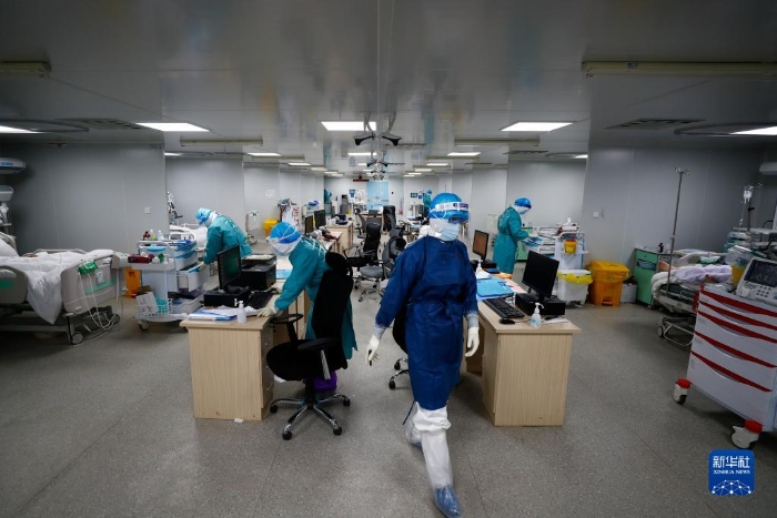 在武汉火神山医院，重症一科医护人员紧张忙碌（2020年2月24日摄）。新华社发（王皓宇 摄）