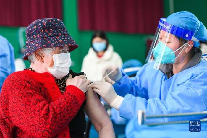 在内蒙古呼和浩特市公主府公园新冠疫苗接种点，一位老人在接种疫苗（2022年3月22日摄）。新华社记者 刘磊 摄