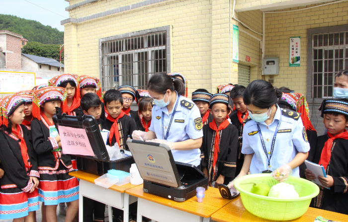 图为该局执法人员在辖区一家学校对食品进行快检。