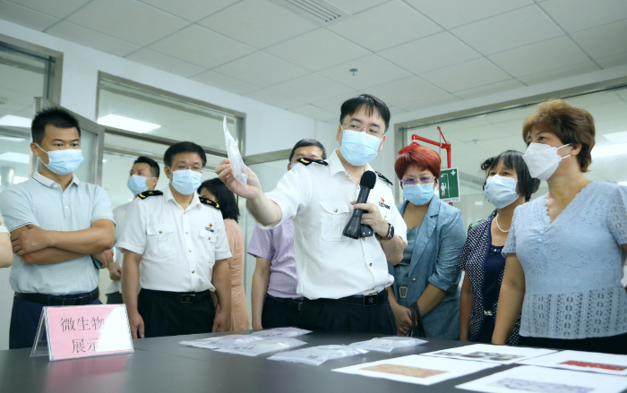 图为微生物展示区，南宁海关技术中心工作人员向公众代表普及相关知识。