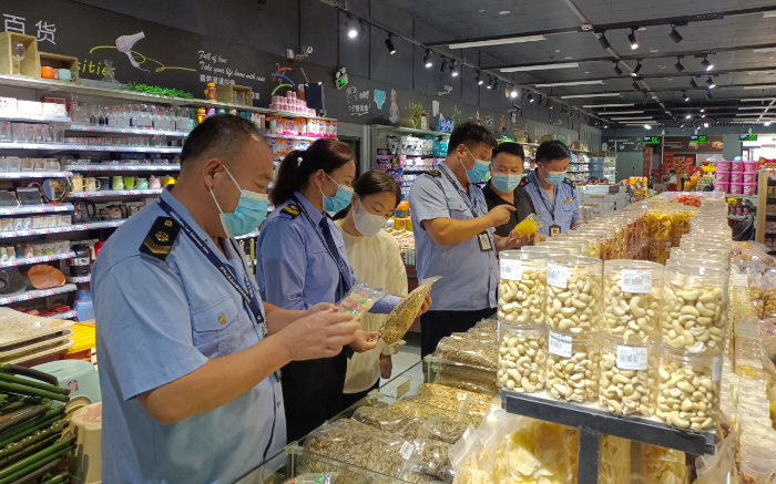 图为该局执法人员在一家商场检查节日热销食品。