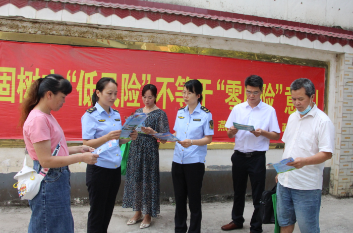 图为该局执法人员在燕塘镇聚义村开展禁毒宣传活动。