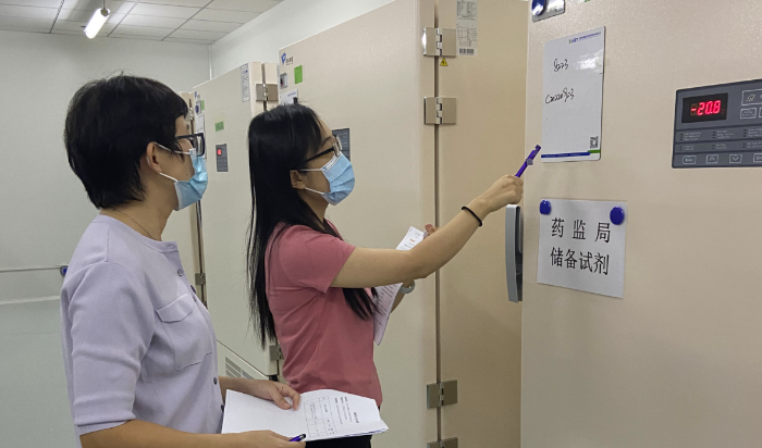 图为第四分局检查人员在北京卓诚惠生生物科技股份有限公司检查医药储备物资质量。