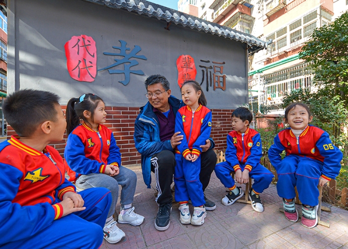 在河北省邯郸市邯山区开展的“听爷爷奶奶讲家风”主题活动中，宣讲员向孩子们讲家风家训故事（2020年11月2日摄）。新华社记者 王晓 摄