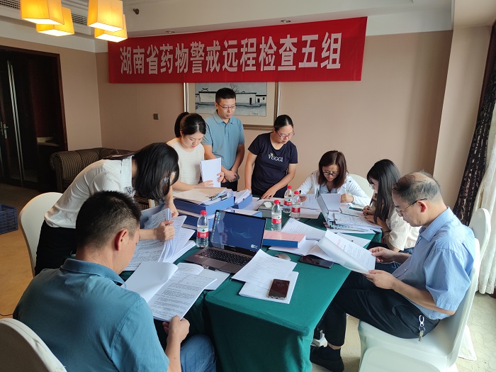 图为药审中心开展药物警戒检查。