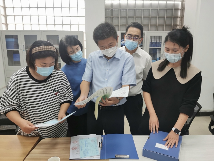 图为天津市药监局局长王栩冬开展国庆期间药品安全督导检查。