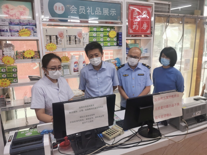 图为天津市药监局局长王栩冬开展国庆期间药品安全督导检查