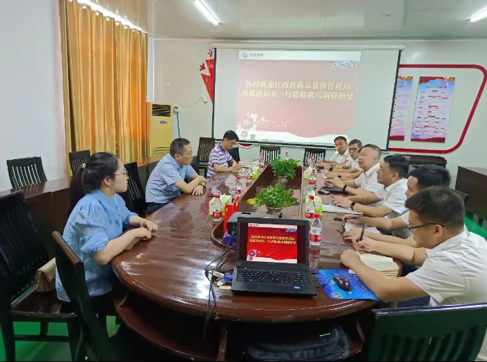 图为江西省药监局副局长刘斌在企业开展座谈会。