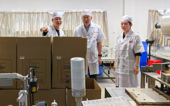 图为刘斌一行在企业生产车间调研。