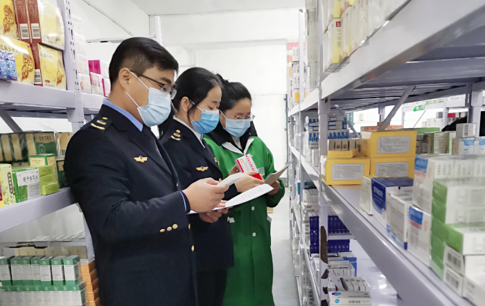 图为第六分局监管人员检查特殊药品票账货款是否一致。