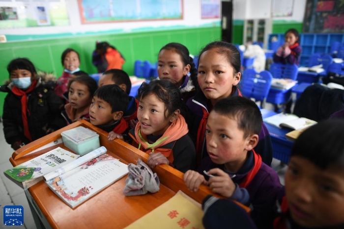 青海省果洛藏族自治州玛多县民族寄宿制中学二年级的学生在课间观看多媒体课件（2021年3月26日摄）。该校采用清洁取暖方式后，学生的学习和生活环境大为改善。新华社记者 张宏祥 摄