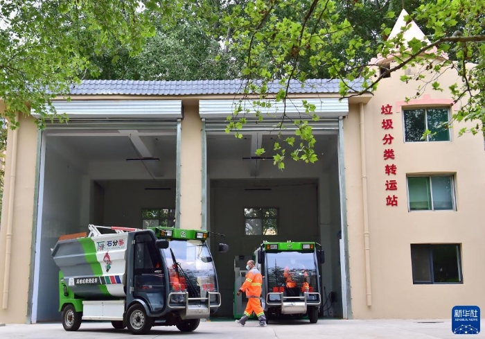 工作人员在河北省石家庄市鹿泉区镇宁路上的一处垃圾分类转运站处理垃圾（2022年4月21日摄）。新华社记者 杨世尧 摄